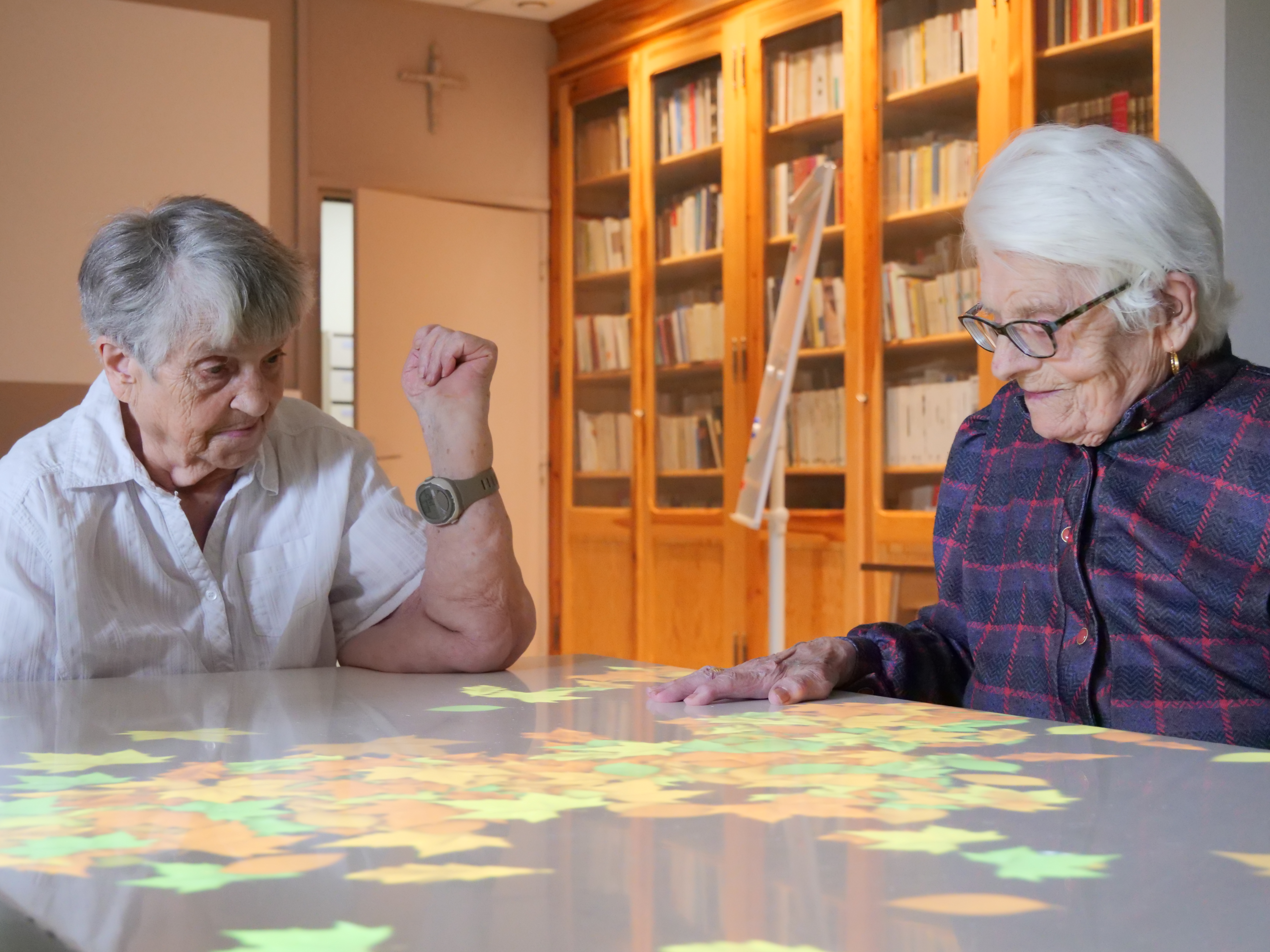 Résidentes jouant ensemble au jeu « Feuilles » © MJ INNOV