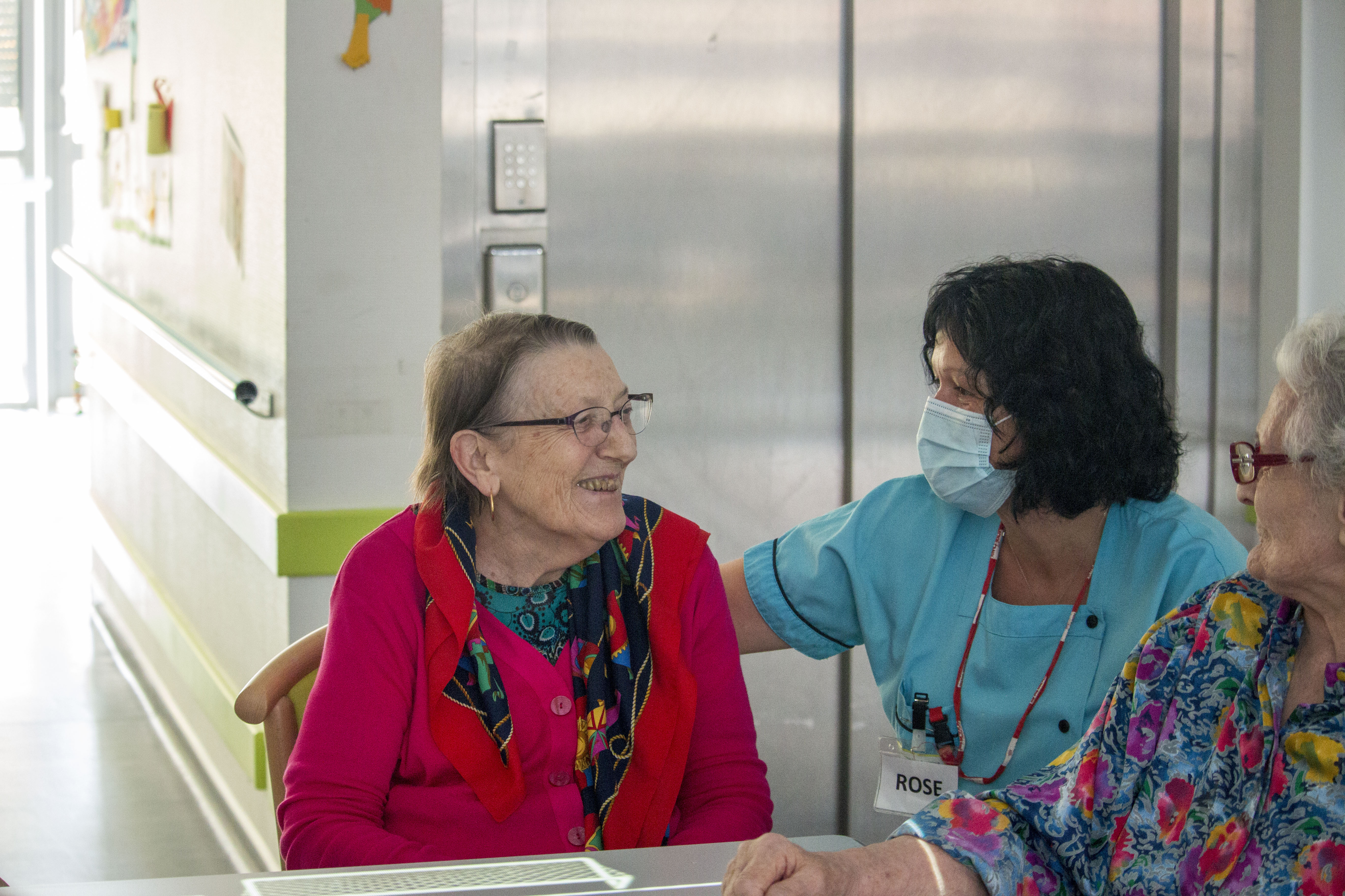 Moment complice entre une résidente et une professionnelle soignante © MJ INNOV